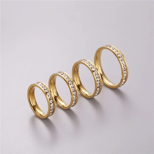 Dettaglio di quattro anelli eternity da 4mm placcati oro con zirconi bianchi brillanti