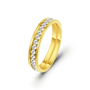 Dettaglio anello in acciaio dorato da 4mm con incastonatura a binario di zirconi