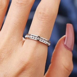 Classico anello eternity da 4 mm in acciaio inossidabile lucido con cristalli incastonati
