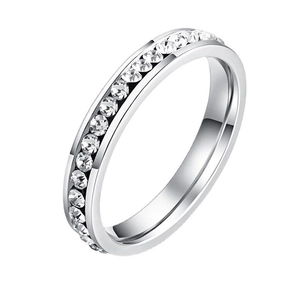 Dettaglio macro dell'anello eternity in argento con zirconi incastonati nel canale