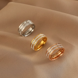Detailansicht von silbernen, goldenen und roségoldenen Ringen mit Doppelreihen-Kristallen