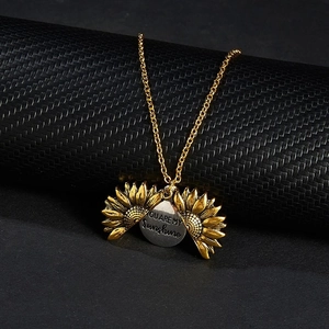 Détail du collier tournesol ouvrant avec gravure You Are My Sunshine