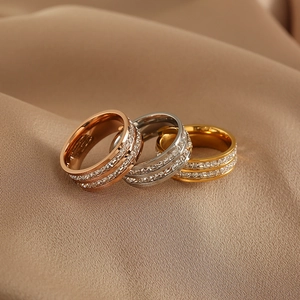 Drei Titanstahlringe in Roségold, Silber und Gold mit doppelten quadratischen Zirkoniasteinen
