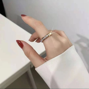 Nahaufnahme eines eleganten zweischichtigen Kreuzrings aus Roségold mit Zirkonia-Besatz