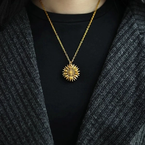 Collier médaillon tournesol doré pour femme, pendentif floral vintage élégant sur modèle
