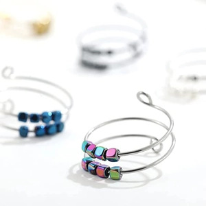 Macrobeeld van spiraalvormige anti-stress ring met iriserende magnetische kralen voor ontspanning