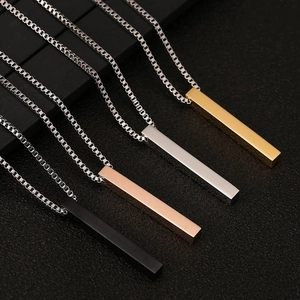 Primer plano macro de collares con colgante rectangular en negro, oro rosa, plata y oro