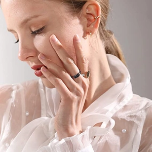 Detail van hematiet angst ring set met vierkante magneten en een gouden ear cuff
