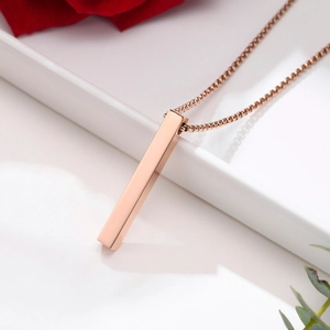 Colgante de barra vertical en oro rosa pulido con cadena de caja en una bandeja