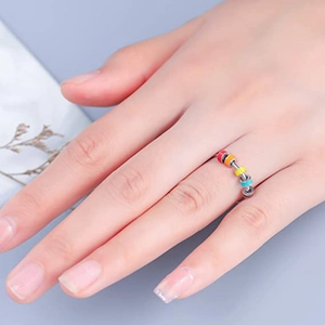 Detalle de cuentas giratorias de colores en un anillo antiestrés de acero inoxidable