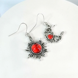 Boucles d'oreilles asymétriques soleil et lune avec pierres rouges rétro argent