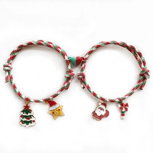 Detalle de pulseras navideñas magnéticas para parejas con Papá Noel y colgante de corazón