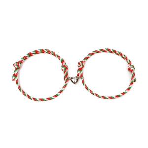 Detalle de pulseras de Navidad tejidas para parejas con cierre magnético de corazón