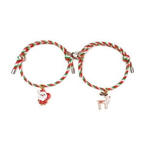 Detalle del cierre magnético de corazón en las pulseras de Navidad trenzadas para parejas