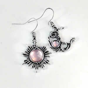 Détail de boucles d'oreilles soleil lune en argent vieilli avec pierres roses