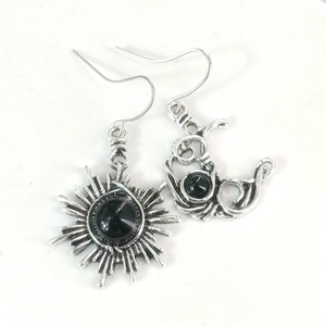 Détail de boucles d'oreilles soleil et lune en argent vintage avec pierres de lune