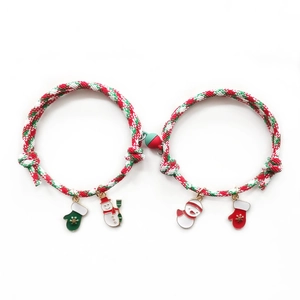 Detalle de pulseras magnéticas navideñas para parejas con cuerda trenzada
