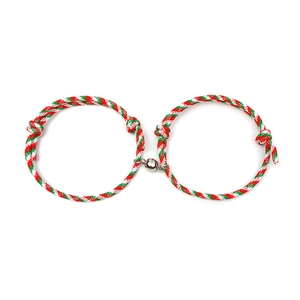 Pulseras magnéticas de pareja tejidas con tema navideño en rojo verde y blanco