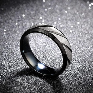 Macro de bague bicolore en acier inoxydable avec texture brossée et intérieur noir poli