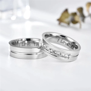 Makroaufnahme von Edelstahl-Partnerringen mit I Love You Gravur und funkelndem Zirkonia