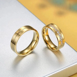 Goldenes Edelstahl-Ring-Set für Paare mit polierter Oberfläche und funkelnden Zirkoniasteinen