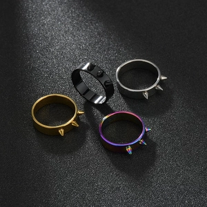 Set di quattro anelli punk in acciaio al titanio con tre punte in oro, nero, argento e arcobaleno