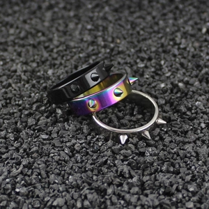 Tre anelli punk in acciaio inossidabile con borchie in nero, arcobaleno e argento