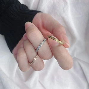 Ensemble de trois bagues en acier inoxydable or, argent et or rose avec finition mate