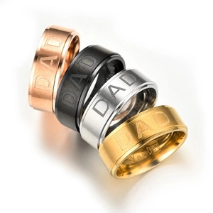 Detail van DAD-ringen van roestvrij staal in roségoud, zwart, zilver en goudkleur