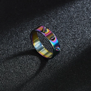 Macro dell'anello in acciaio al titanio arcobaleno con tre punte metalliche in stile punk