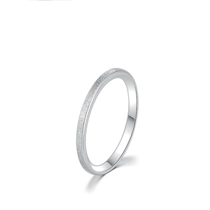Vue détaillée d'une bague en acier inoxydable argenté avec fini mat sablé et bords polis