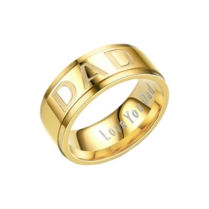 Detail van gouden DAD-ring met Love You Dad gravure op de gepolijste binnenband