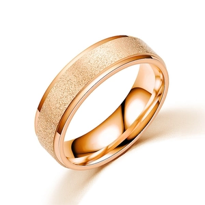 Vue détaillée d'une bague en acier rose doré avec finition sablée et bords polis miroirs