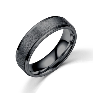 Détail de bague noire en acier inoxydable avec centre mat sablé et bords polis brillants