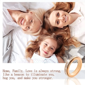 Detalle de un anillo giratorio de oro rosa con cristales engastados para la familia