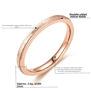 Détail d'une bague en titane or rose de 2mm avec finition sablée et bords polis en escalier