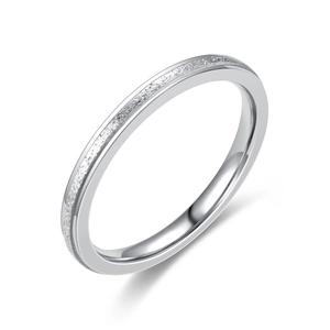 Détail macro d'une bague en acier inoxydable argenté avec une surface dépolie