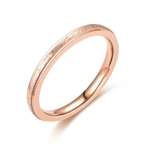 Détail de la bague en acier rose doré avec finitions bicolores dépolies et polies brillantes