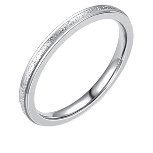 Détail d'une bague en acier inoxydable à double étage avec finition givrée effet poussière