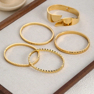 Set di 5 bracciali rigidi minimalisti in acciaio inossidabile placcato oro 18k per donna