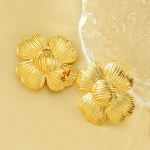 Boucles d'oreilles fleurs dorées vintage avec pétales gaufrés et texture de cœur tissé
