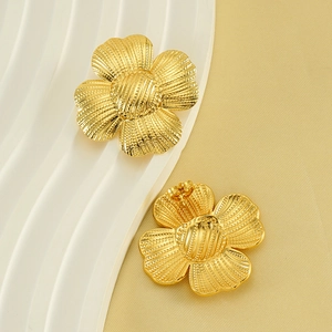 Boucles d'oreilles fleurs dorées à cinq pétales avec texture radiale pour femmes