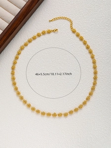 Detalle del collar floral dorado con cadena ajustable de 46+5,5 cm y cierre de langosta