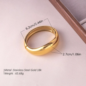 Vue détaillée du large bracelet jonc ouvert en acier doré 18K avec les dimensions