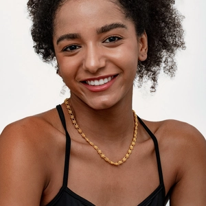 Elegante collar de rayos de sol dorado para mujer con un diseño de estrella minimalista
