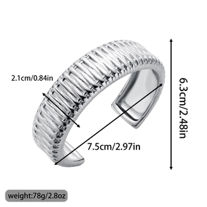 Dimensions détaillées du large bracelet manchette en acier argenté à texture nervurée