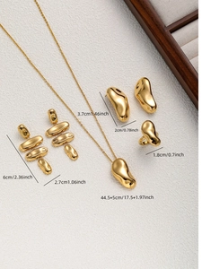 Détails d'une parure bijoux dorée en forme d'arachide avec dimensions sur fond blanc texturé