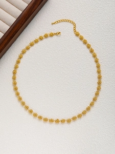 Primer plano del collar vintage de flores doradas con cadena ajustable y cierre de langosta