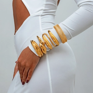 Bracelets manchettes larges dorés avec des motifs minimalistes et texturés
