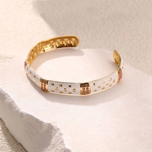 Schicker 18K vergoldeter C-Armreif mit weißem Emaille, rosa Kristallen und Sternen